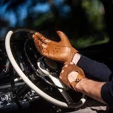Gants en cuir de Cerf, une seconde peau pour conduire et avoir du style.