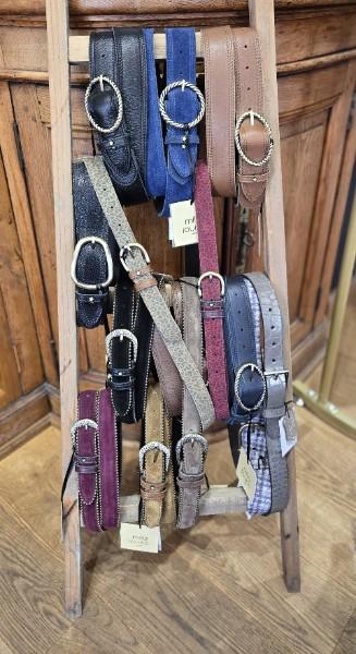ceintures mila luise tout cuir avec détail .