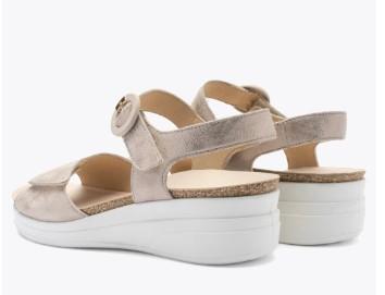 sandale ara  de chez Ara pour une marche tout en douceur.