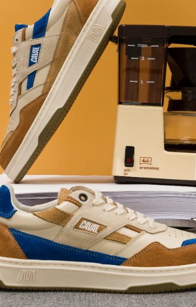 Sneakers CAVAL Azure Latte  asymétriques au look retro-sportswear et décontracté