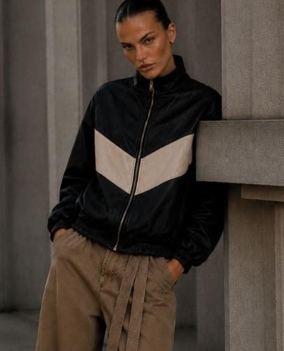 petite veste imitation cuir au look vintage .