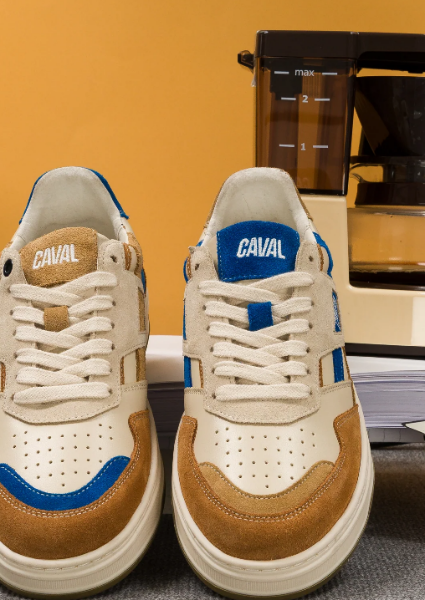 Sneakers CAVAL Azure Latte  asymétriques au look retro-sportswear et décontracté