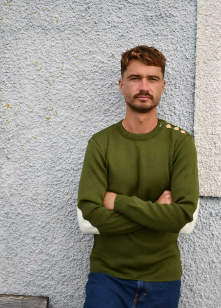 Pull marin homme kaki – PISE – Fabriqué en France – Coudes blancs de chez OPTIMIST'