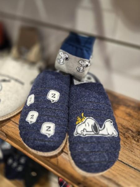 Pantoufles snoopy collection particulière  en laine recyclé.