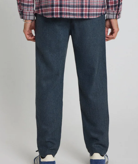Pantalon Homme Ozzy Pant Dknavy coupe tapered loose de chez PULLIN