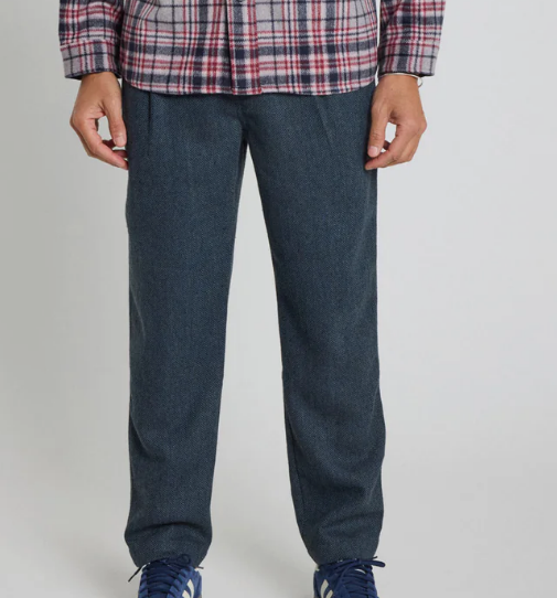 Pantalon Homme Ozzy Pant Dknavy coupe tapered loose de chez PULLIN