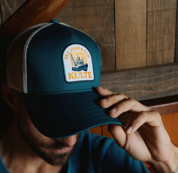 Casquette KULTE Sea, Fish & Fun – Bleu Pétrole Vert d'Eau de chez KULTE