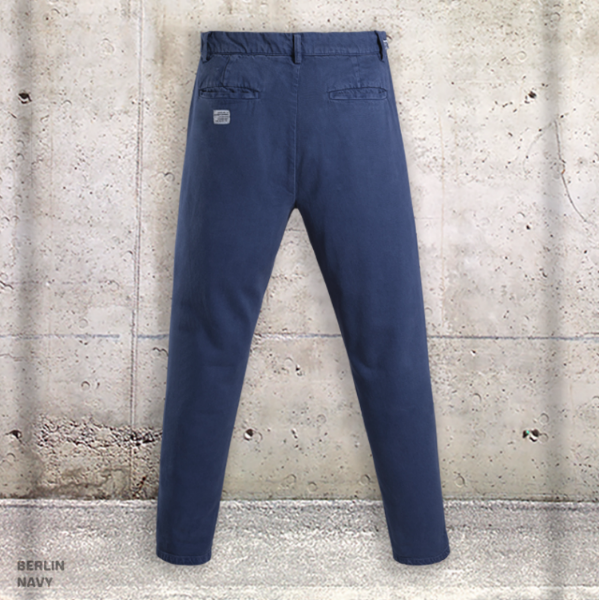 Pantalon chino à pince coupe carotte de chez SKULLS MACHINE