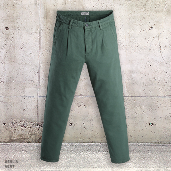Pantalon chino à pince coupe carotte de chez SKULLS MACHINE