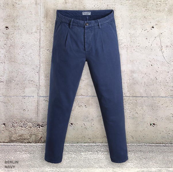 Pantalon chino à pince coupe carotte de chez SKULLS MACHINE