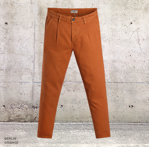 Pantalon chino à pince coupe carotte de chez SKULLS MACHINE