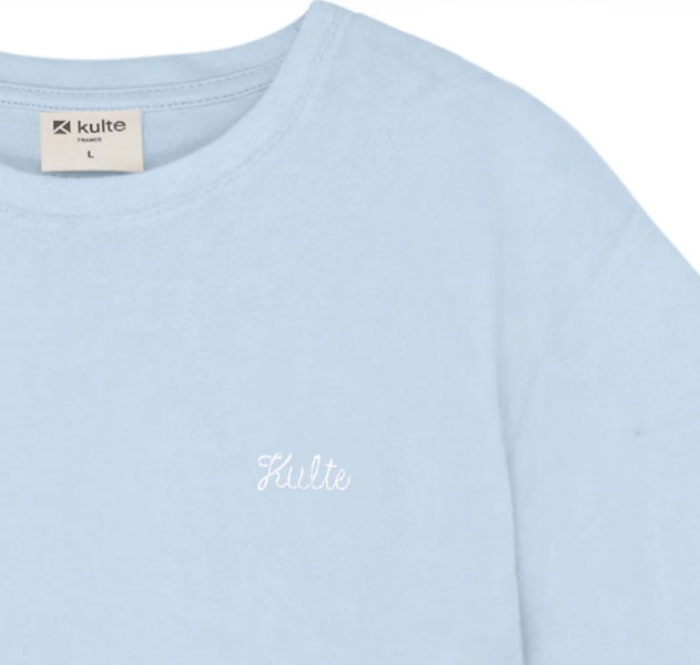 T-SHIRT SCRIPT BLEU PASTEL de chez KULTE