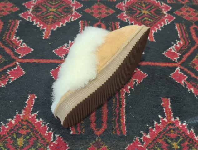 pantoufle milona en mouton naturel pour un confort maximum.