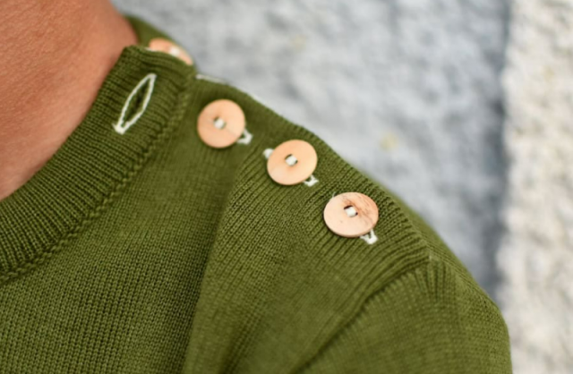 Pull marin homme kaki – PISE – Fabriqué en France – Coudes blancs de chez OPTIMIST'