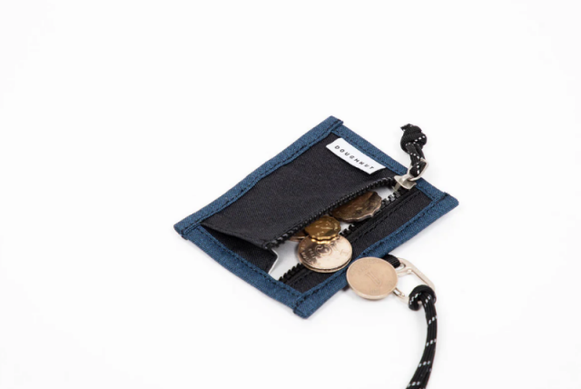 Orbit - porte carte sur tour de cou de chez DOUGHNUT