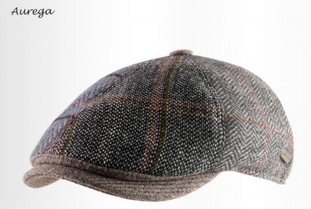 Casquette plate dans le style patchwork avec des motifs variés de chez AUREGA