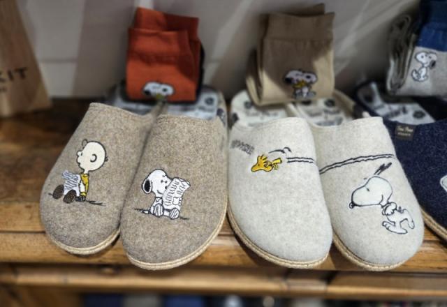 Pantoufles snoopy collection particulière  en laine recyclé.