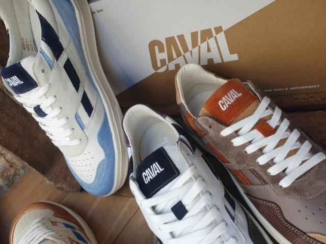Sneakers CAVAL Azure Latte  asymétriques au look retro-sportswear et décontracté