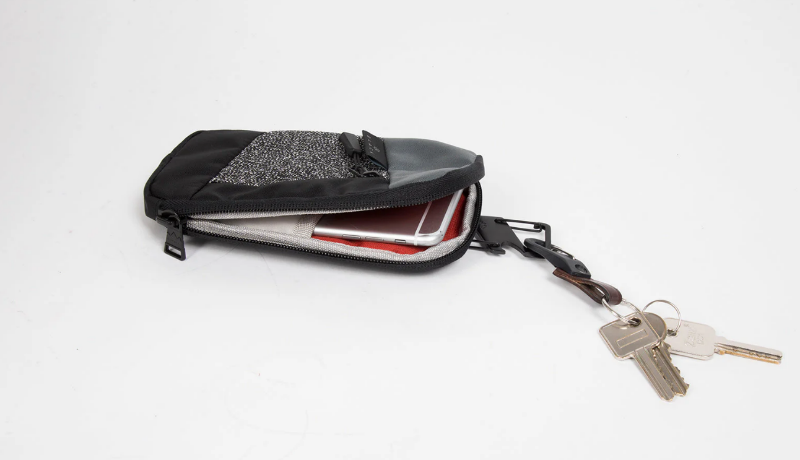 Natty - étui pour smartphone sur tour de cou de chez DOUGHNUT