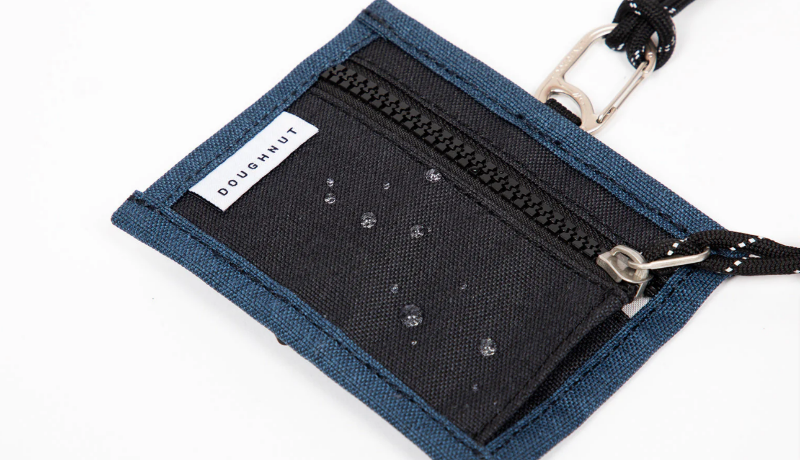 Orbit - porte carte sur tour de cou de chez DOUGHNUT