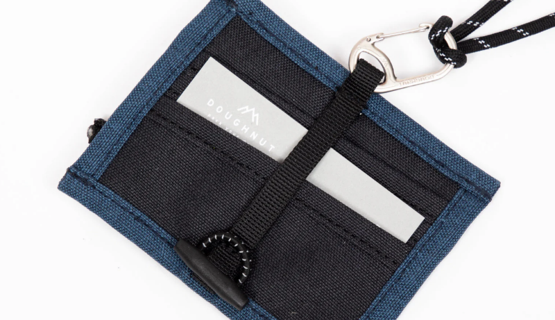 Orbit - porte carte sur tour de cou de chez DOUGHNUT