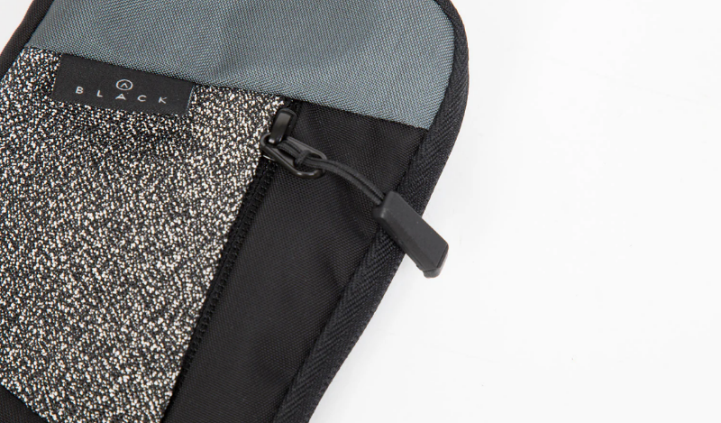 Natty - étui pour smartphone sur tour de cou de chez DOUGHNUT