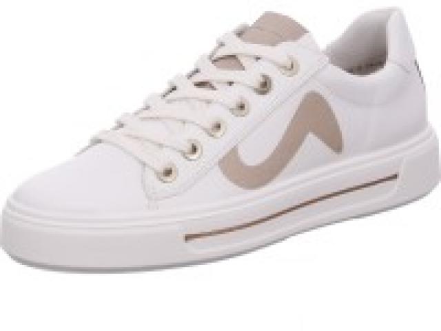 Baskets Courtyard de chez Ara pour une marche tout en douceur.