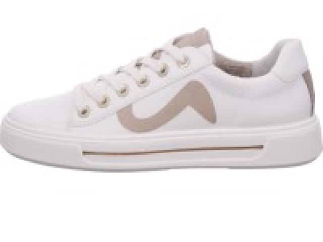 Baskets Courtyard de chez Ara pour une marche tout en douceur.