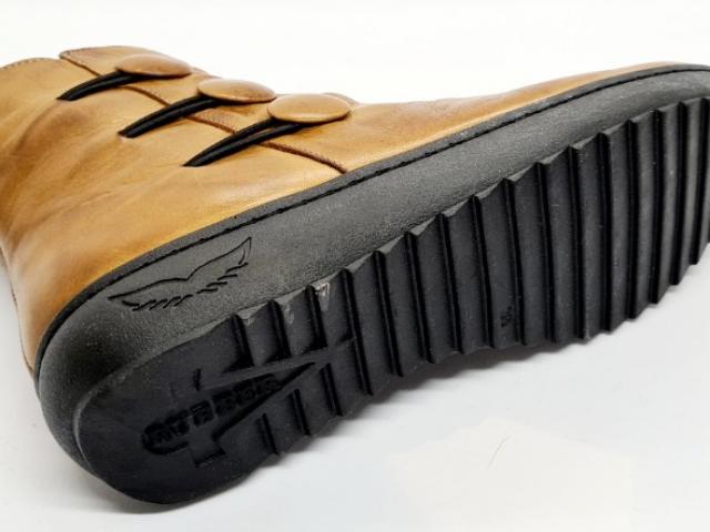 Chaussure Madory 100% cuir semelle intérieur moelleuse et caoutchouc naturel.