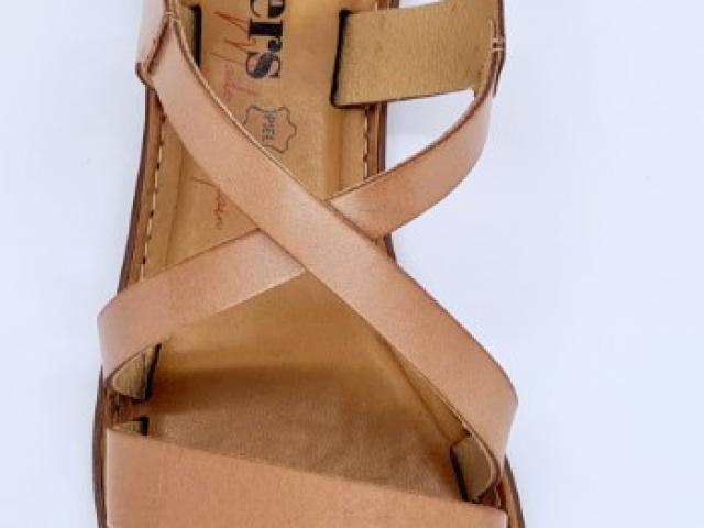 sandale Wikers tout cuir , semelle absorbant les chocs à la marche.