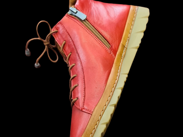 Chaussure Madory 100% cuir semelle intérieur moelleuse et caoutchouc naturel.