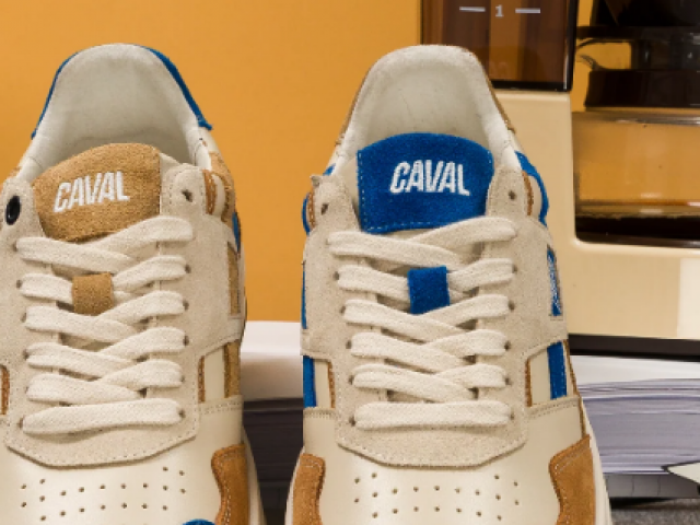 Sneakers CAVAL Azure Latte  asymétriques au look retro-sportswear et décontracté
