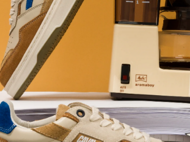 Sneakers CAVAL Azure Latte  asymétriques au look retro-sportswear et décontracté