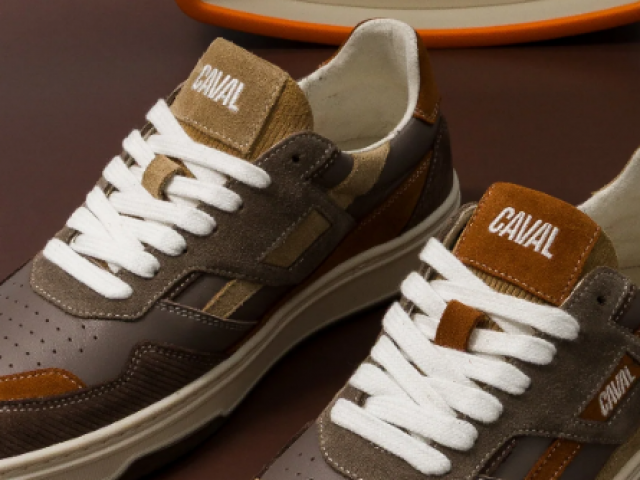 Sneakers CAVAL Chestnut Corduroy asymétriques au look retro-sportswear
