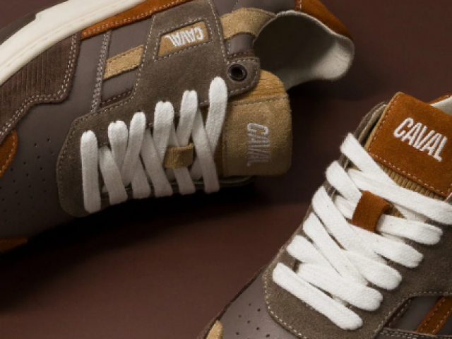 Sneakers CAVAL Chestnut Corduroy asymétriques au look retro-sportswear