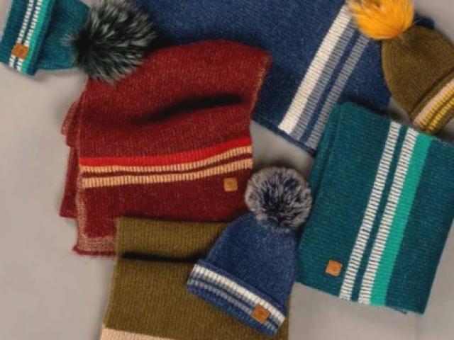 bonnets et écharpes woolsens douces, résistentes, naturel .