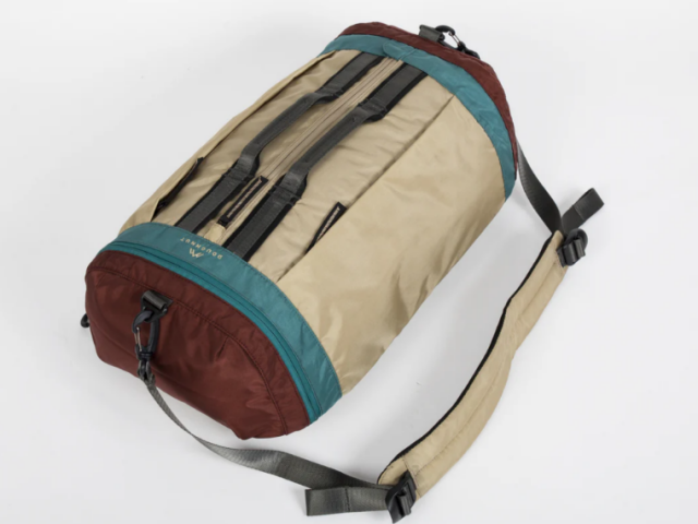 Sac de voyage DOUGHNUT Brisk -30 litres à bretelles et bandoulière - format pc15