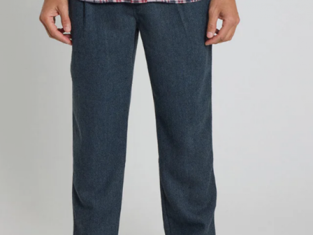 Pantalon Homme Ozzy Pant Dknavy coupe tapered loose de chez PULLIN