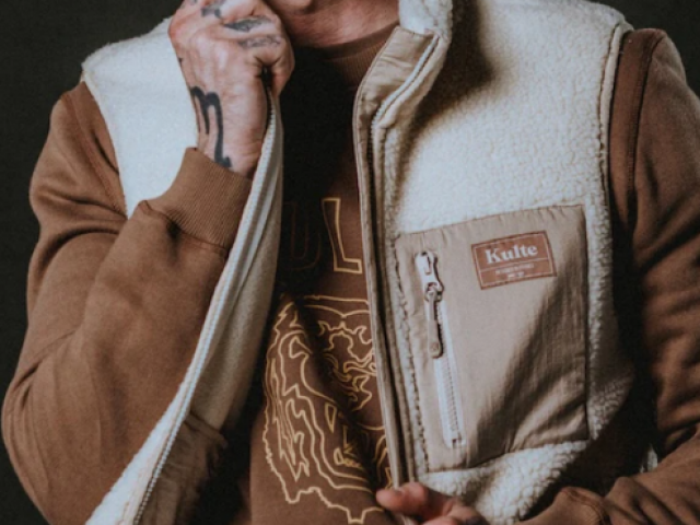 VESTE NO ARM SHERPA OFF WHITE de chez KULTE