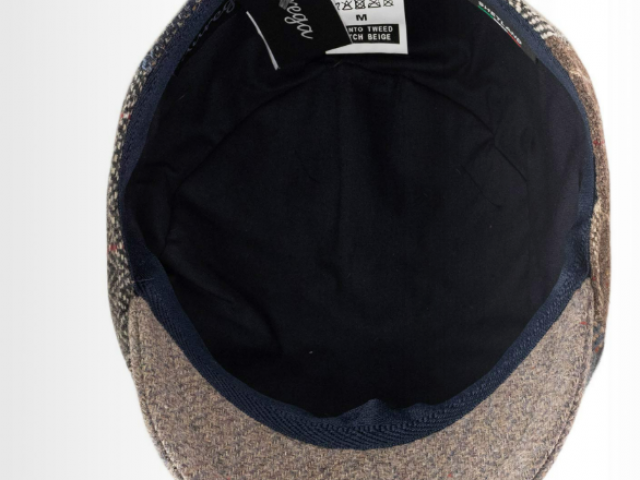 Casquette plate dans le style patchwork avec des motifs variés de chez AUREGA