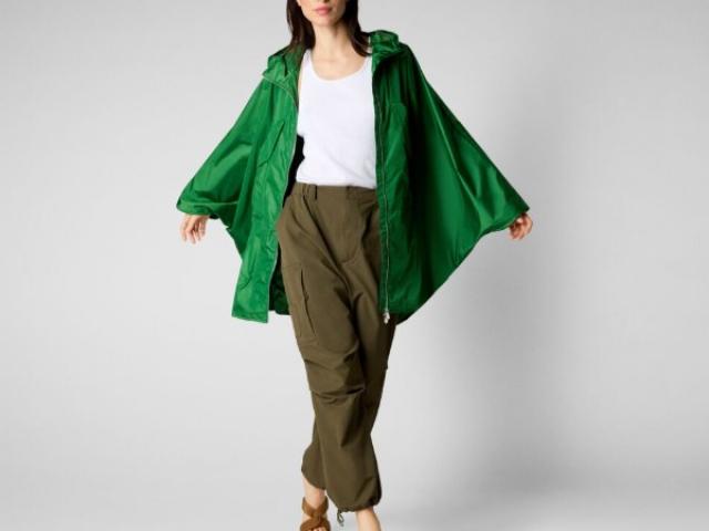 cape de pluie Elyse Save the Duck. Pour être bien au sec et stylé.