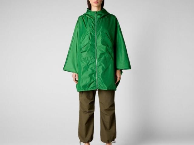 cape de pluie Elyse Save the Duck. Pour être bien au sec et stylé.
