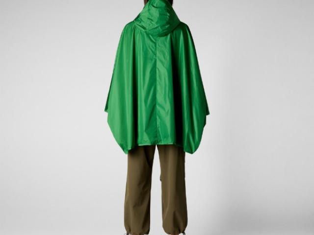 cape de pluie Elyse Save the Duck. Pour être bien au sec et stylé.