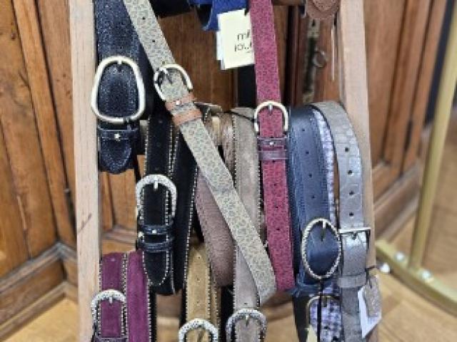 ceintures mila luise tout cuir avec détail .