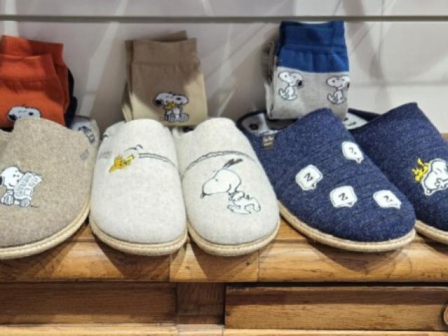 Pantoufles snoopy collection particulière  en laine recyclé.