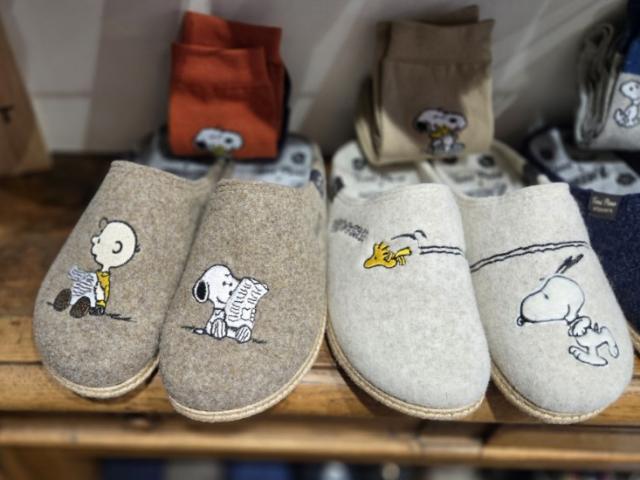Pantoufles snoopy collection particulière  en laine recyclé.