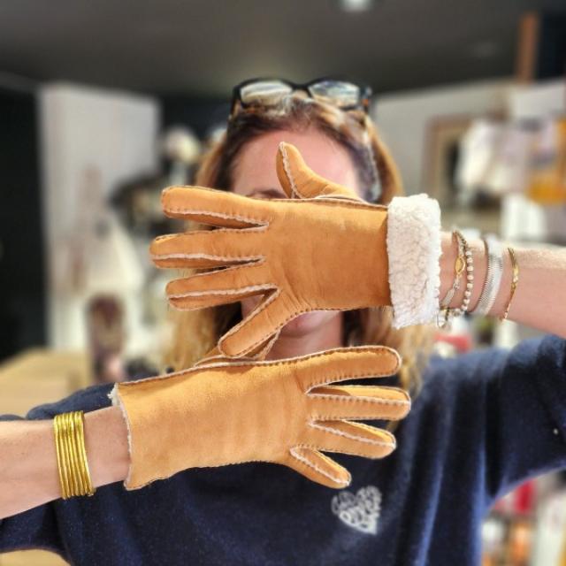 Gants en cuir  et véritable mouton 100%naturel les doigts bien au chaud.