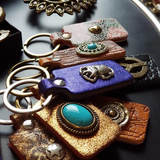 porte clef cuir  fabrication artisanal Française .