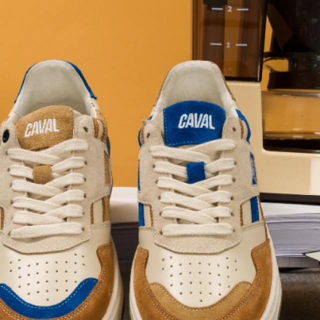 Sneakers CAVAL Azure Latte  asymétriques au look retro-sportswear et décontracté