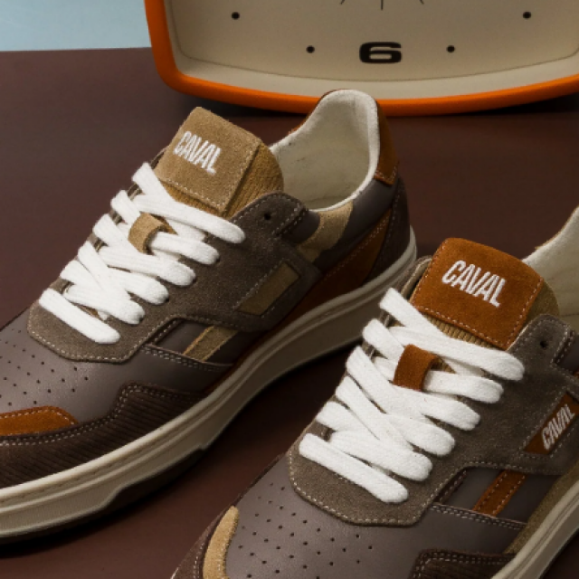 Sneakers CAVAL Chestnut Corduroy asymétriques au look retro-sportswear